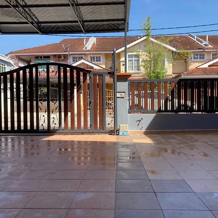 Comfy Sutera Seberang Jaya Villa Kampong Belah Dua Exterior photo